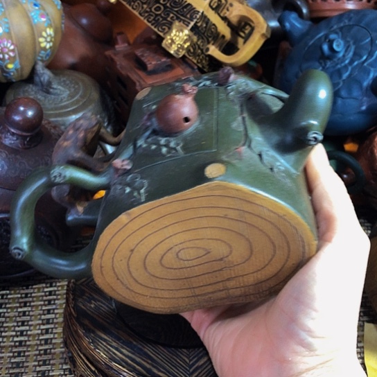 茶壶紫砂原矿泥料手工制作的一把紫砂壶。