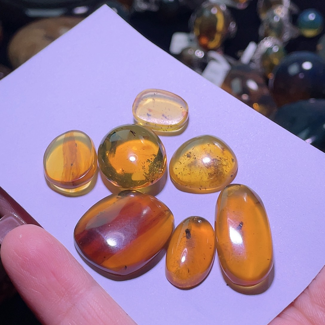 琥珀裸石未镶嵌。