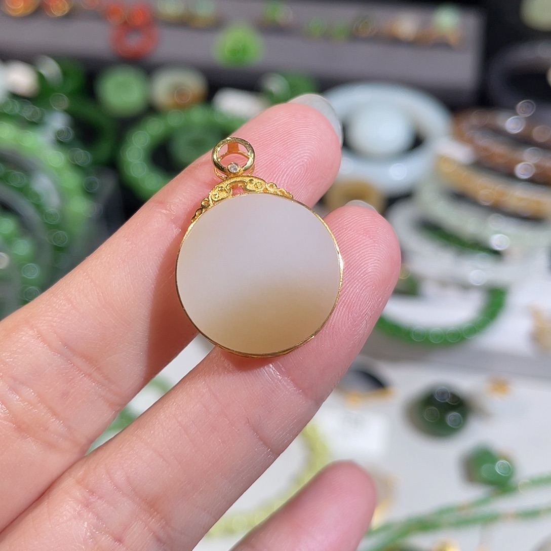 和田玉（糖玉）18K金镶嵌颈饰