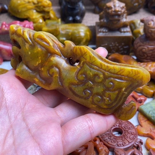 蛇纹石玉未镶嵌颈饰