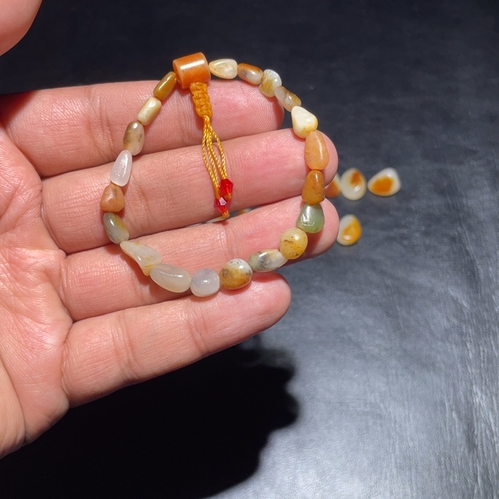 出了三颗其他的都是和田玉籽料手链