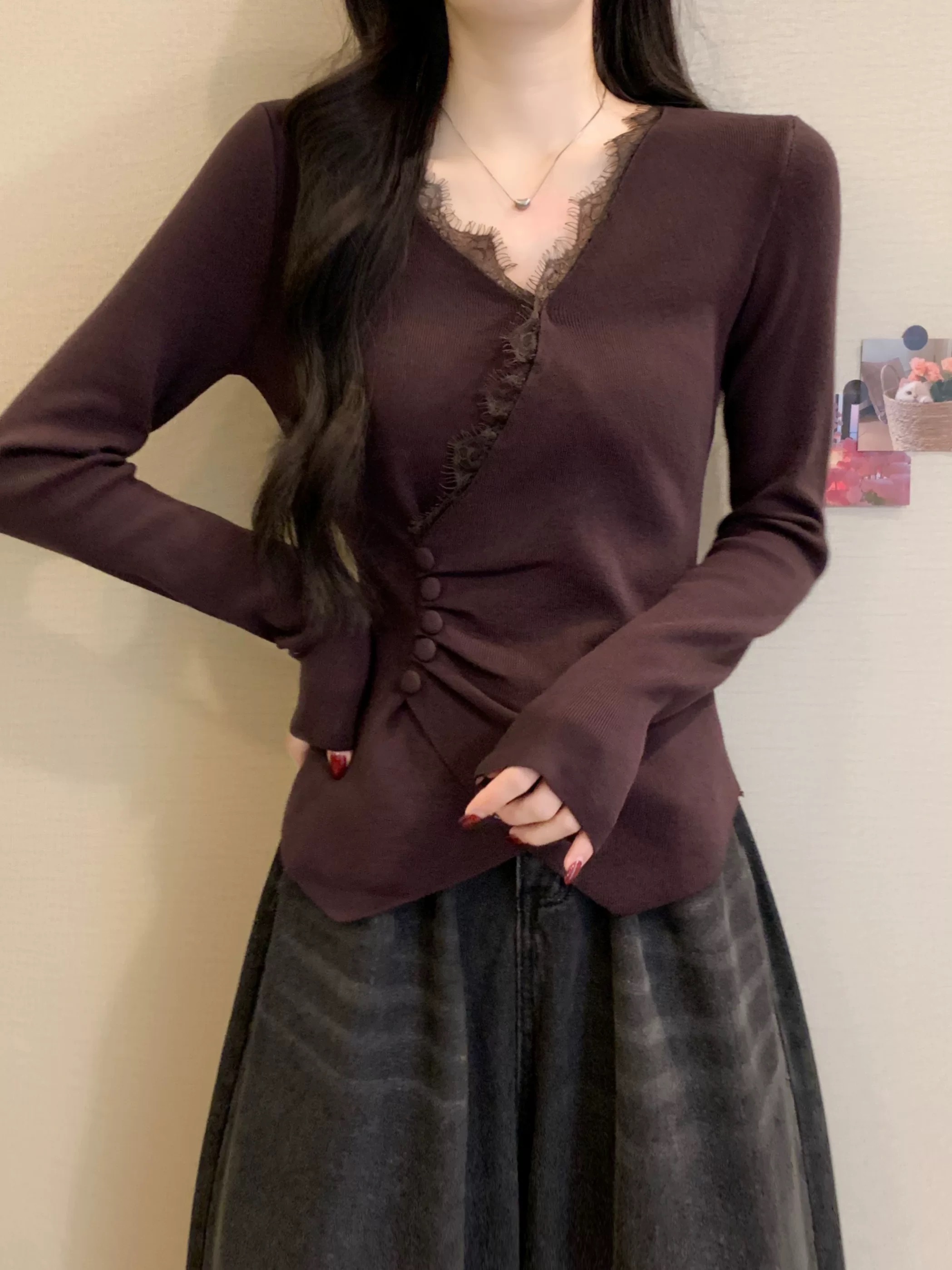【冯七七】V领蕾丝带扣打底