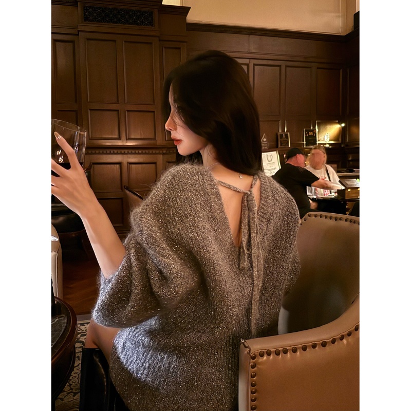 施薇靓 美神降临 超幼马海毛金属丝混纺两穿露背系带毛衣