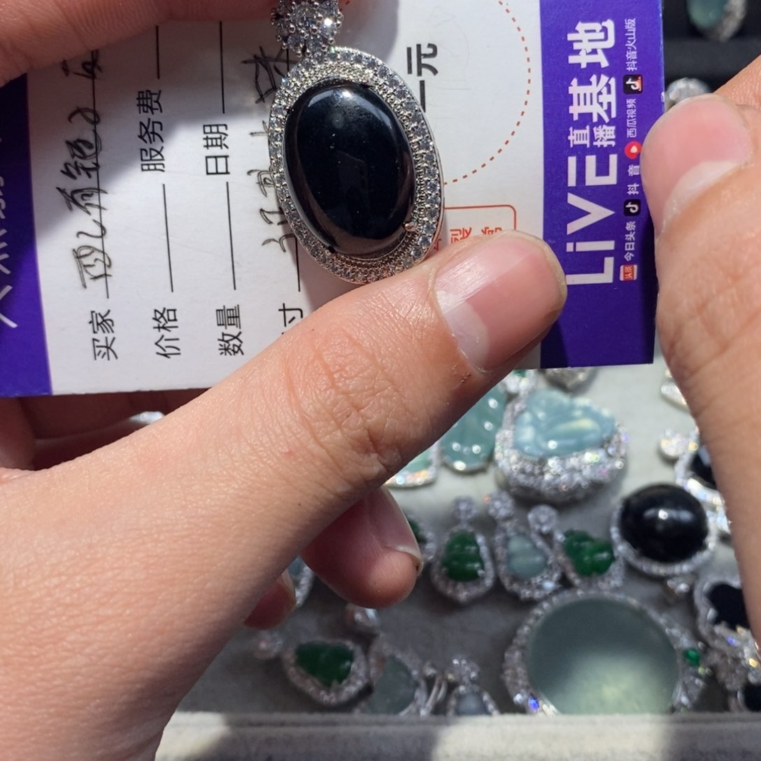 翡翠颈饰未镶嵌翡翠