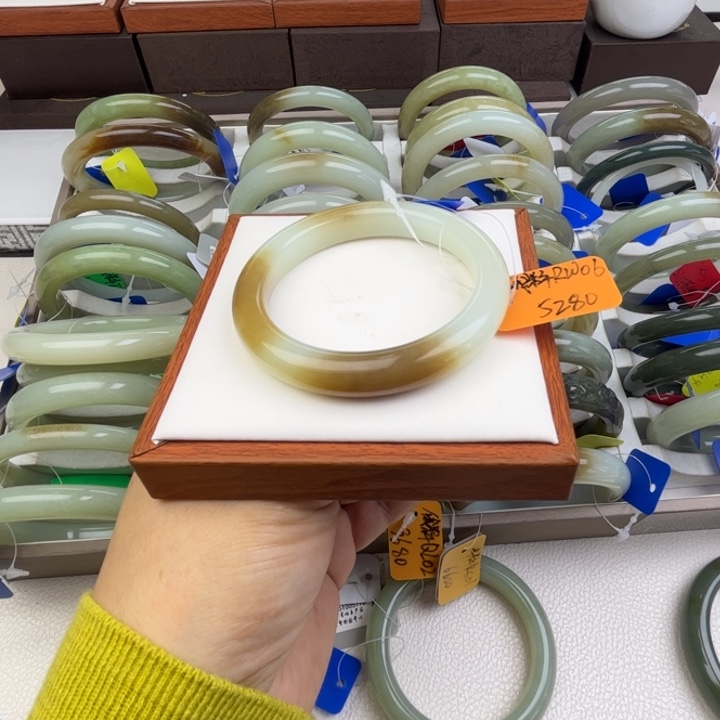 未镶嵌手镯和田玉七月