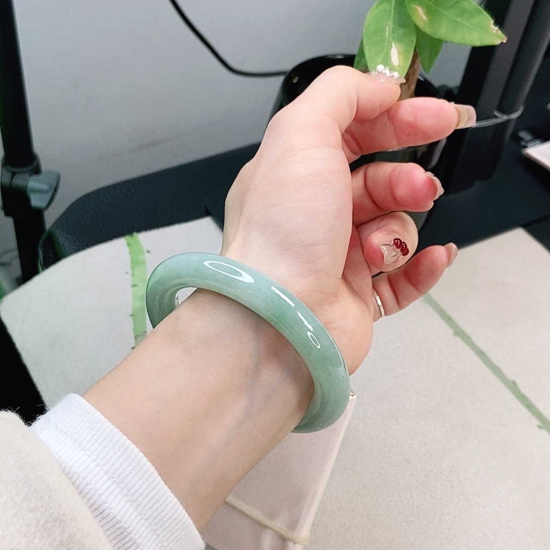 翡翠手镯未镶嵌胖圆条