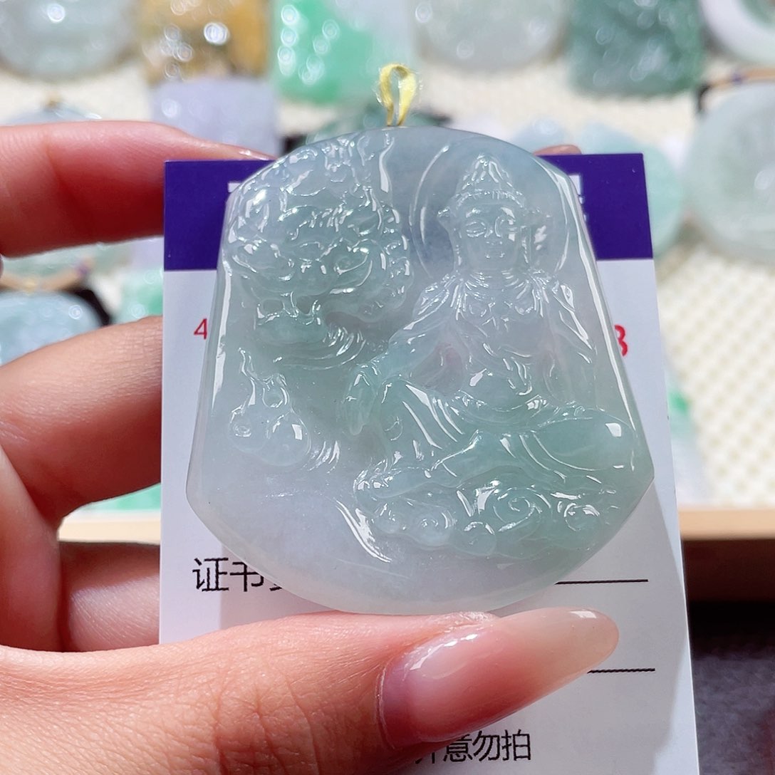 翡翠未镶嵌颈饰文殊