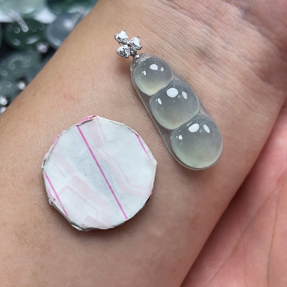 楚***恩翡翠18K金镶嵌颈饰