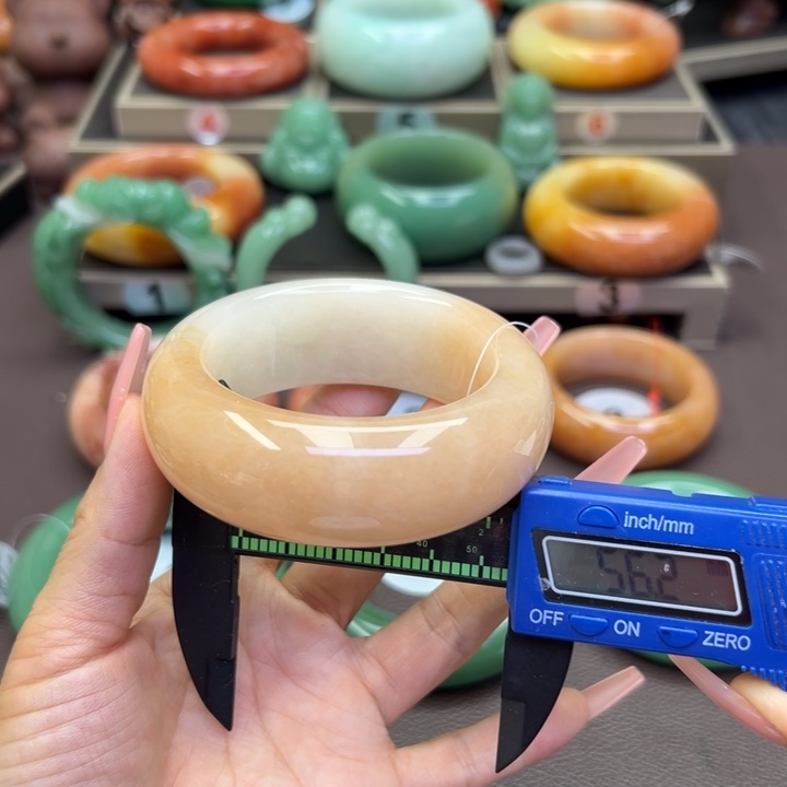 未镶嵌手镯石英岩玉