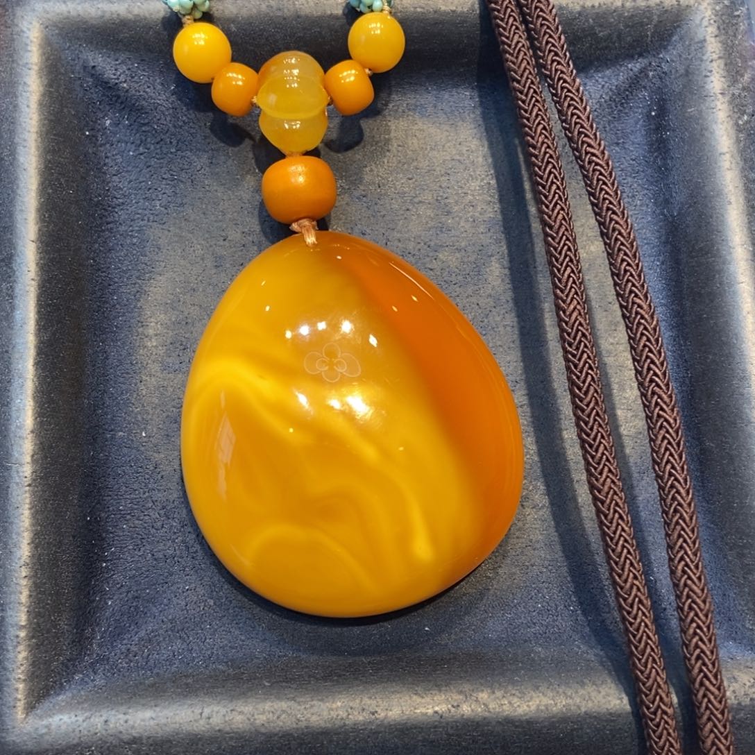 琥珀未镶嵌颈饰蜜蜡