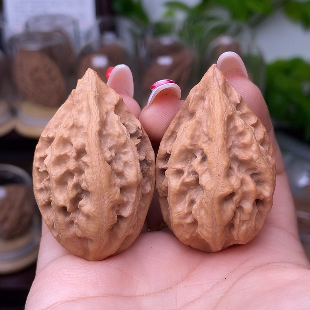 文玩核桃吊坠玉蛟龙