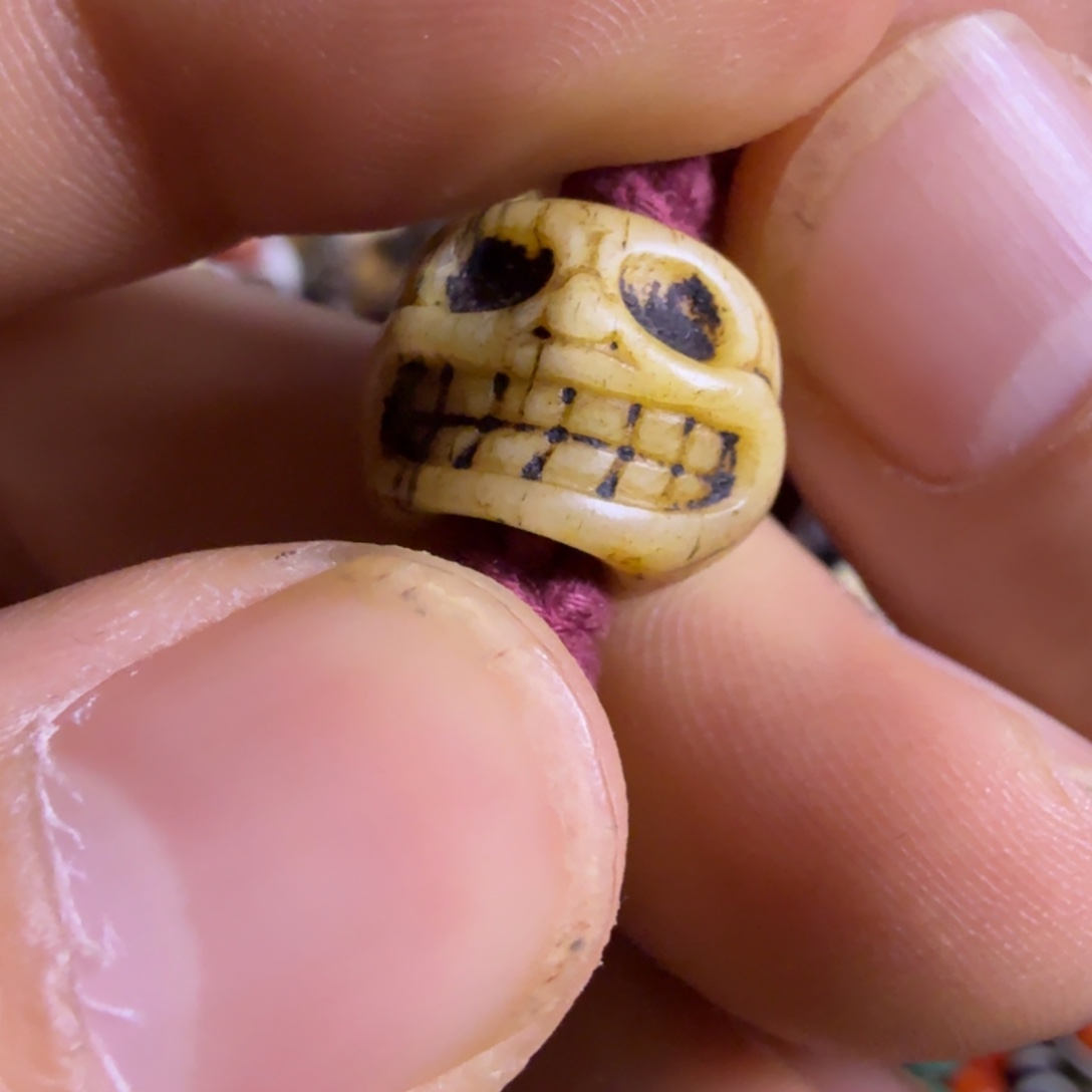 干***.颈饰琉璃珠子如图