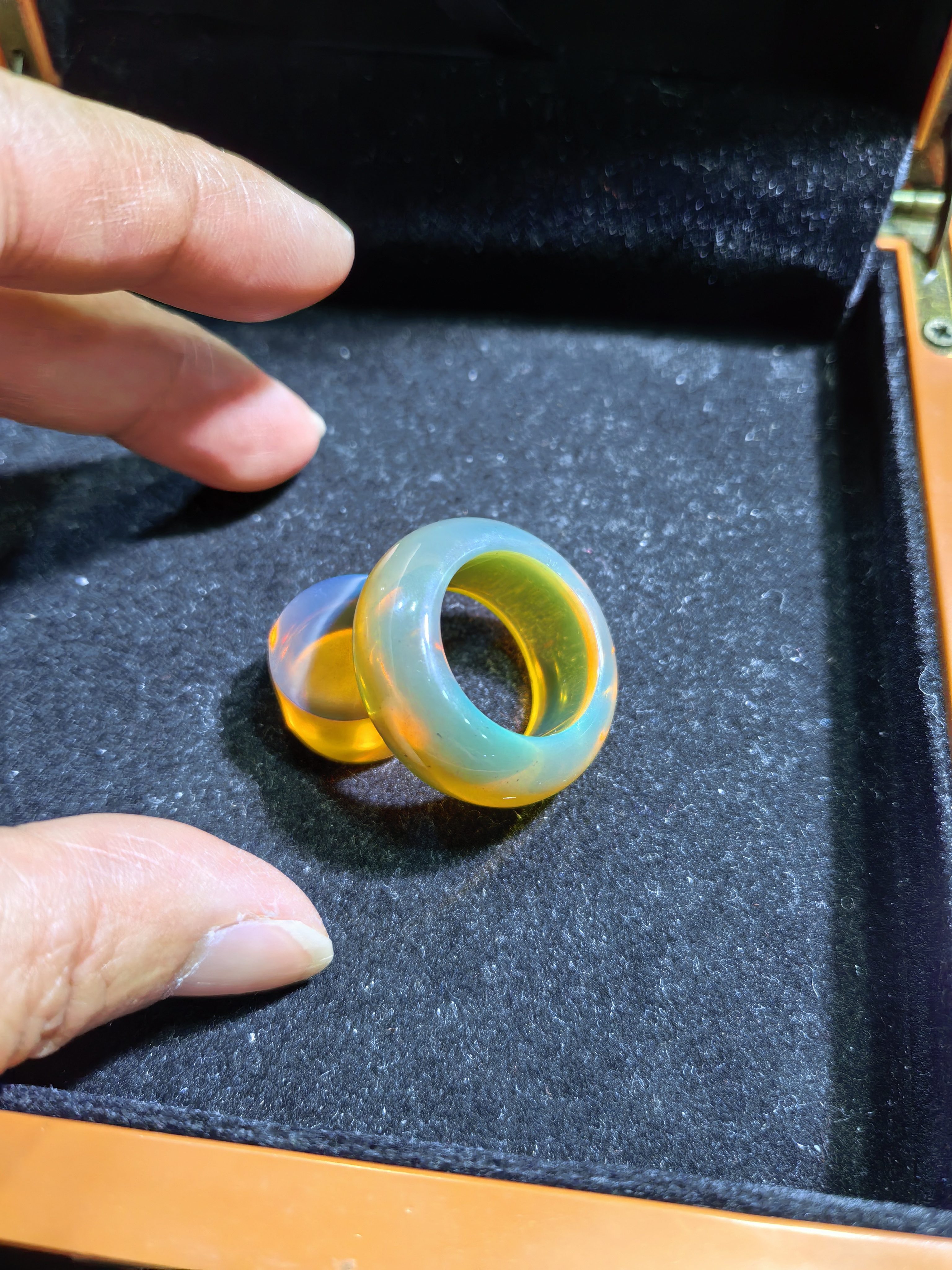缅甸琥珀变色龙指环，内径18.6mm，11.1*/5.8*，总重6.4克