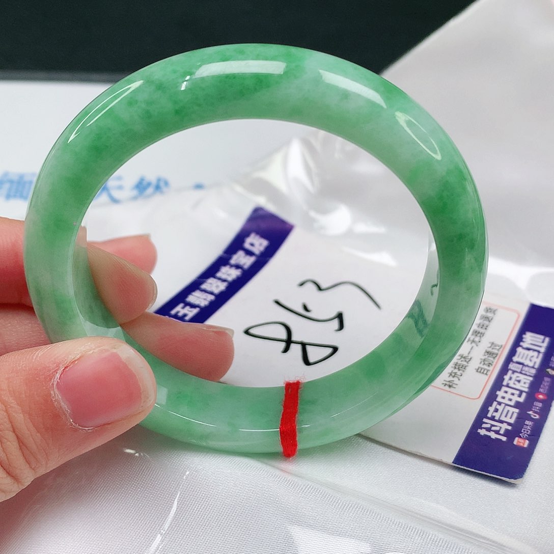 翡翠手镯未镶嵌翡翠