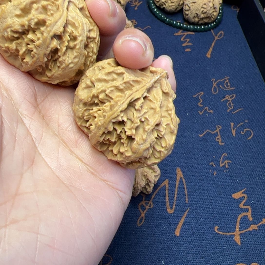文玩核桃把件秦岭野生植物核桃