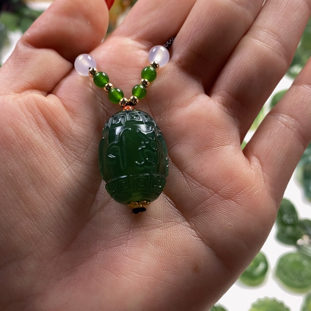 蛇纹石玉颈饰未镶嵌