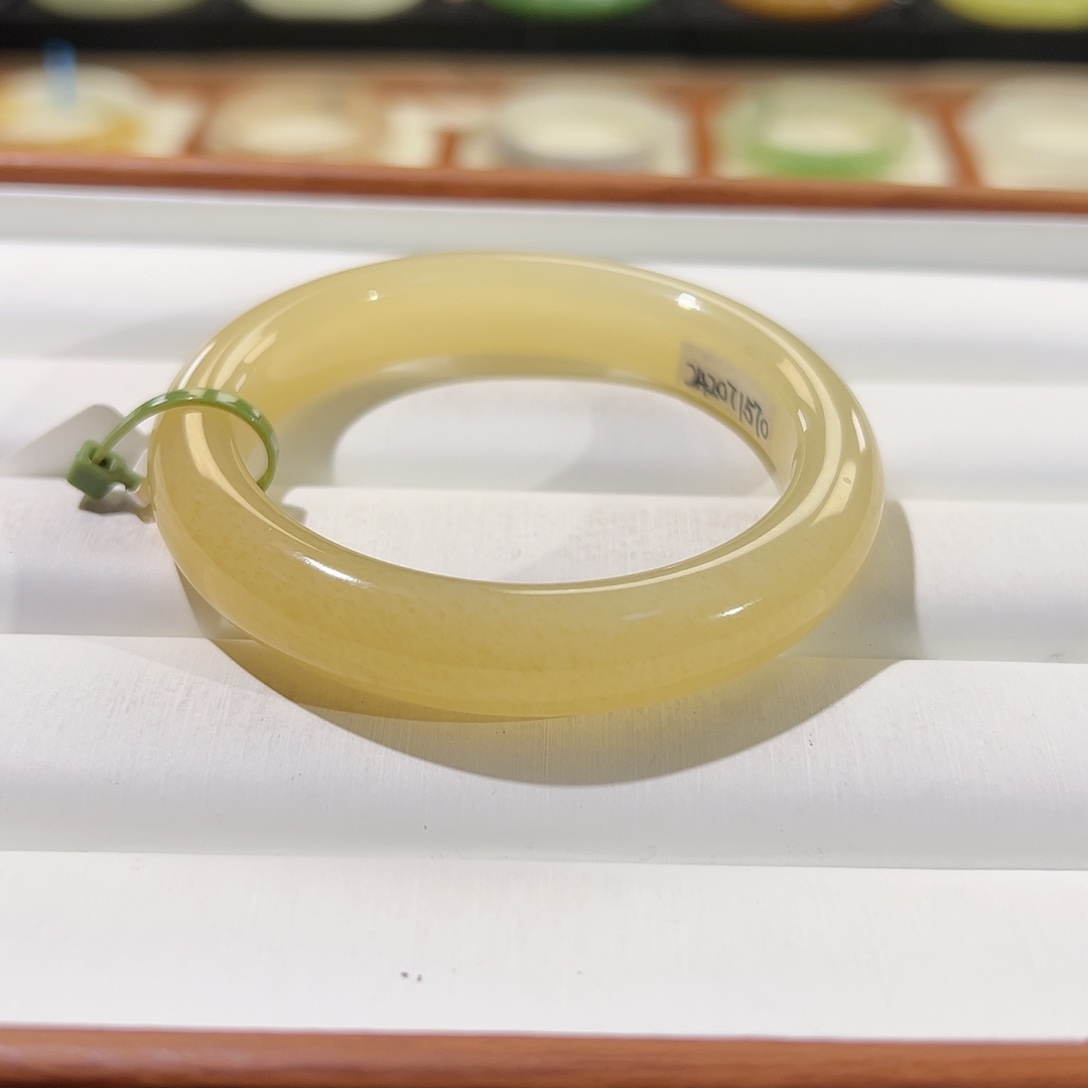 和田玉手镯未镶嵌蜂蜜糖桂花糕