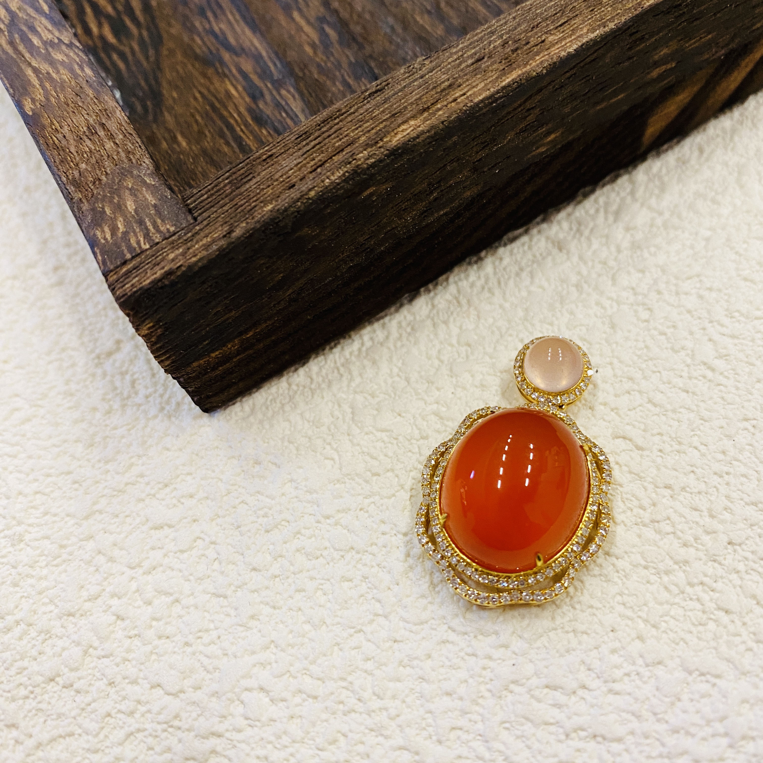 【V姐珠宝】ZH22713 保山河湾料南红吊坠 18K金镶嵌