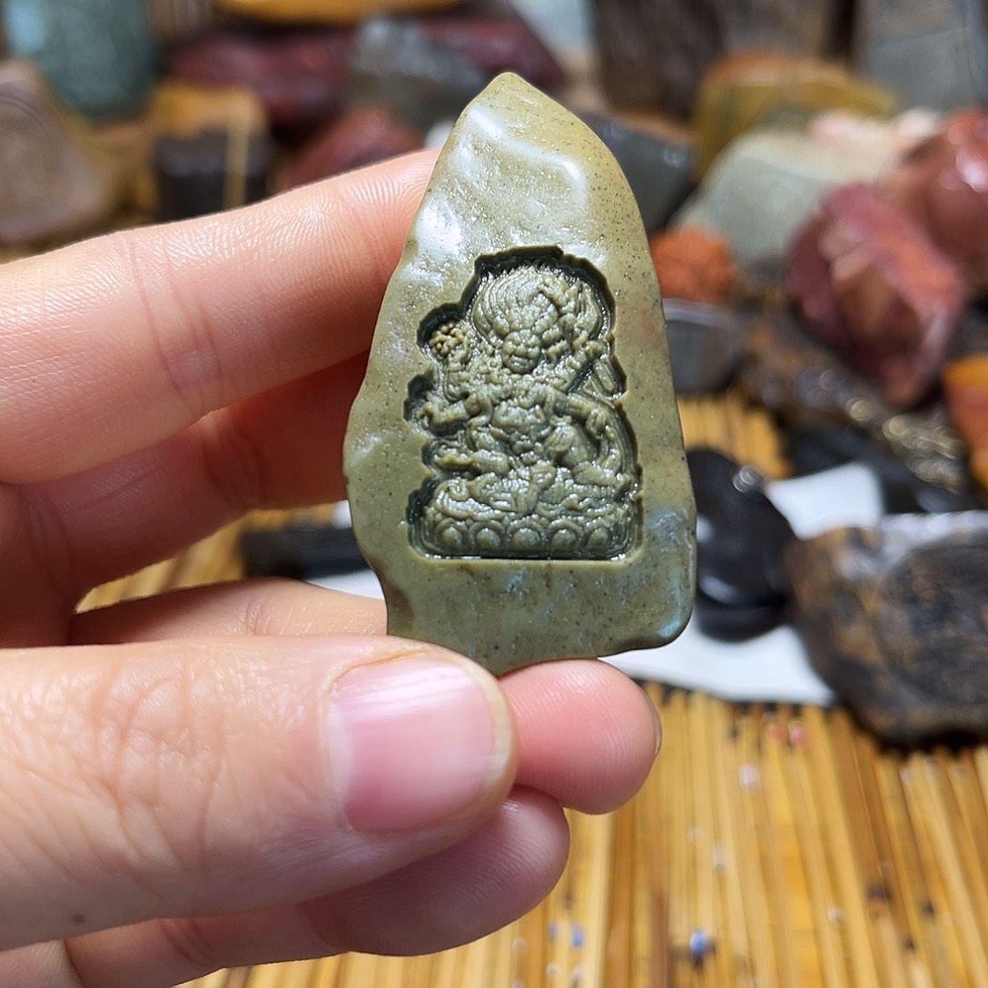 新疆原石雕刻手把件