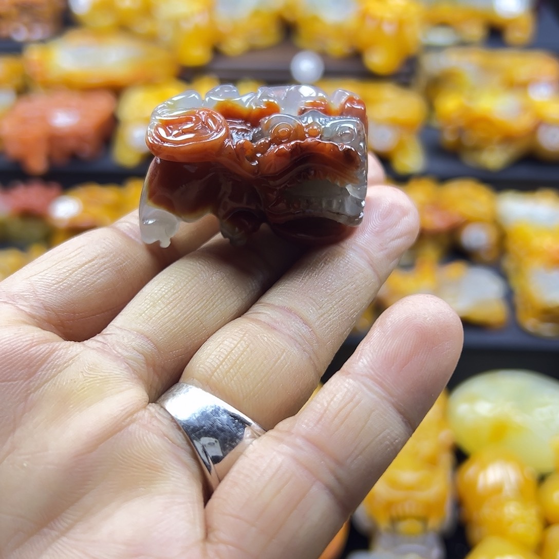 石英质玉（黄龙玉）未镶嵌颈饰