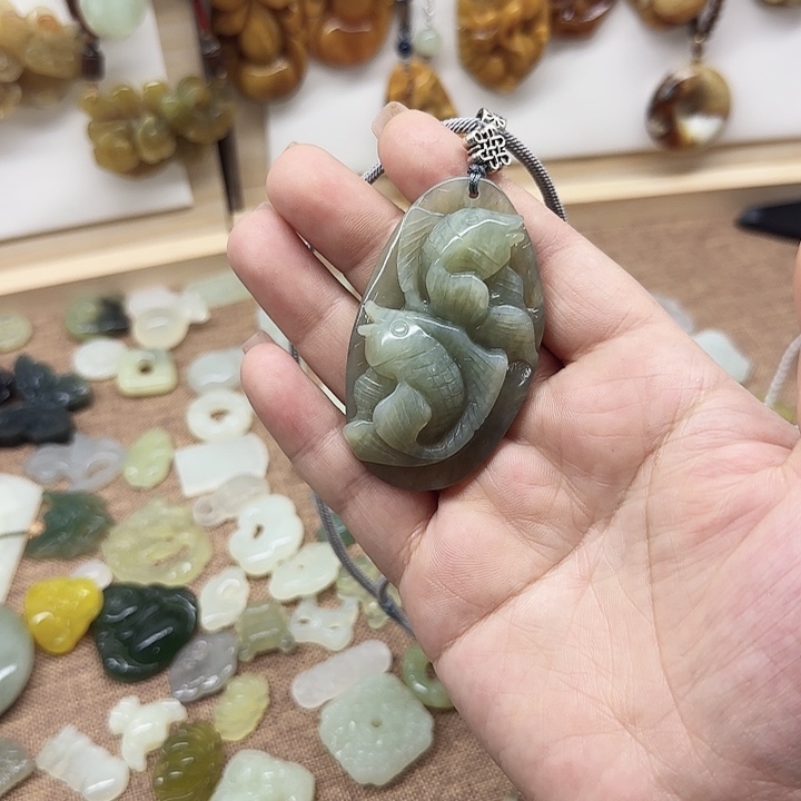 岫玉合金颈饰连年有余
