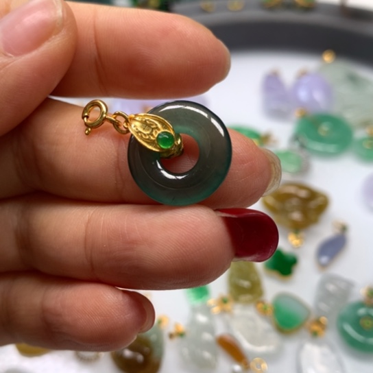 翡翠颈饰未镶嵌翡翠