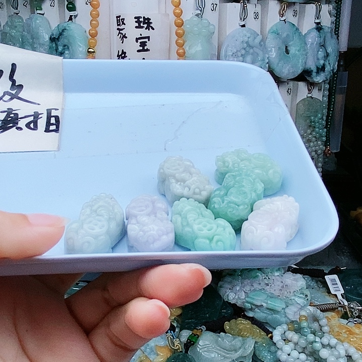 颈饰足铂镶嵌翡翠翡翠