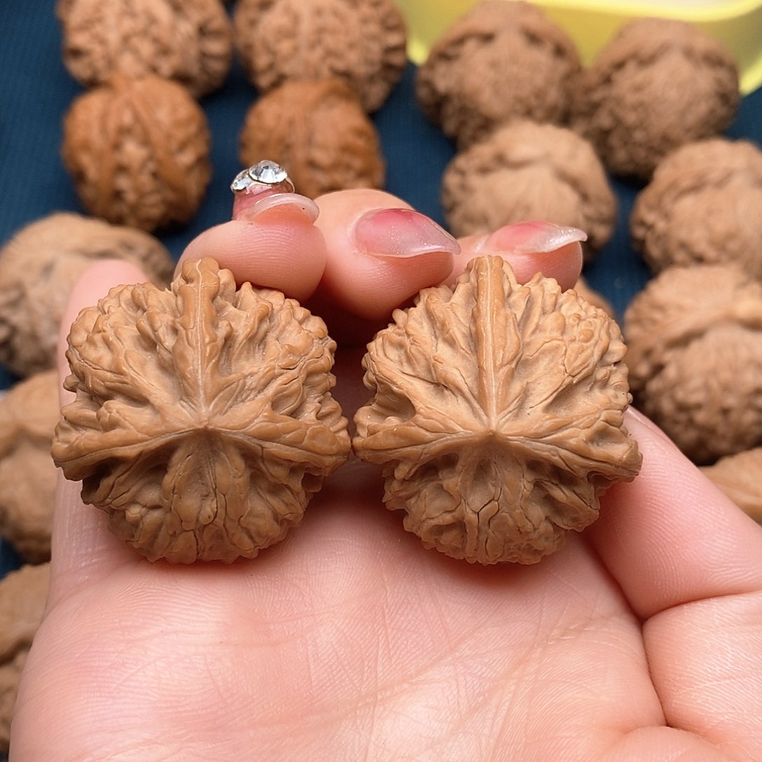 文玩核桃吊坠玉龙