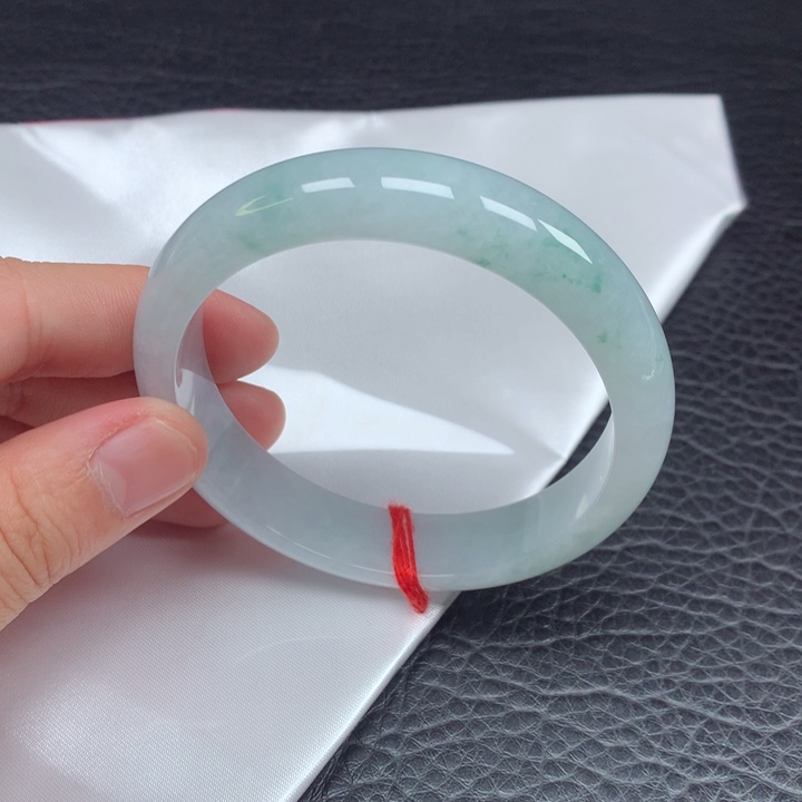 翡翠未镶嵌手镯。