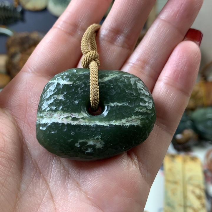 透闪石质玉挂件未镶嵌