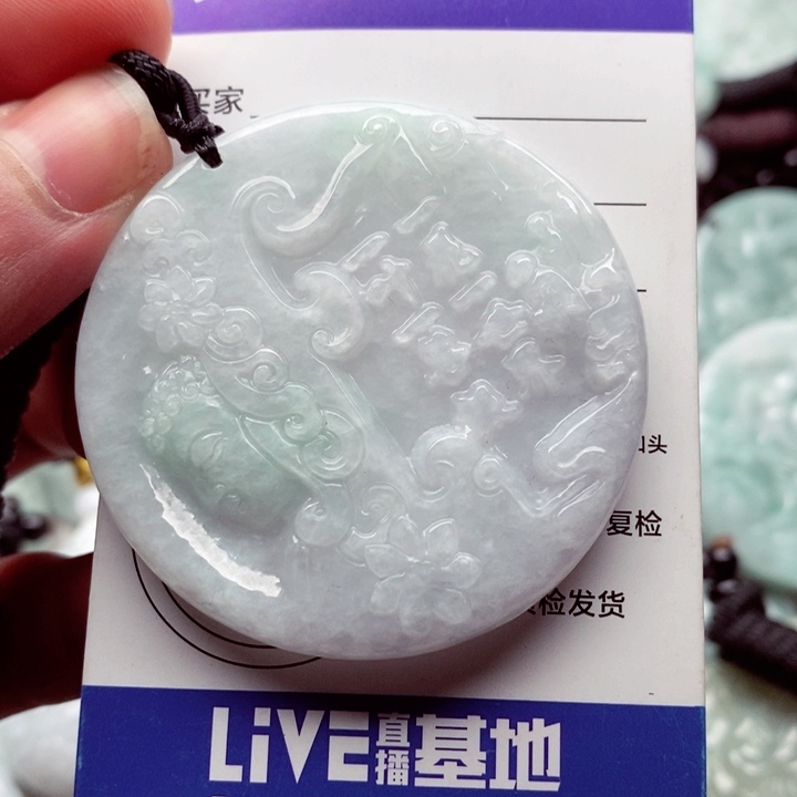 翡翠挂件未镶嵌翡翠