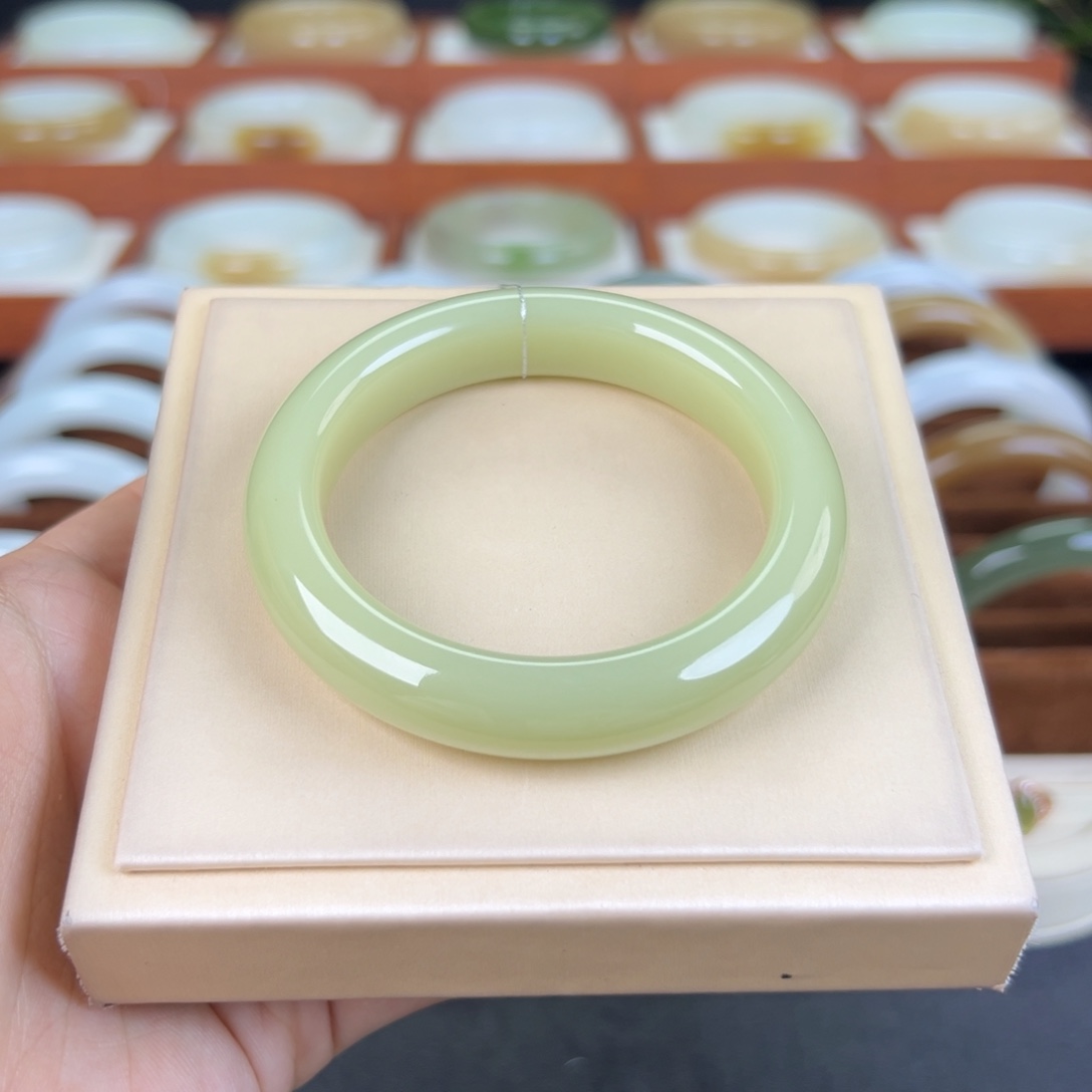 和田玉手镯未镶嵌黄口正装手镯