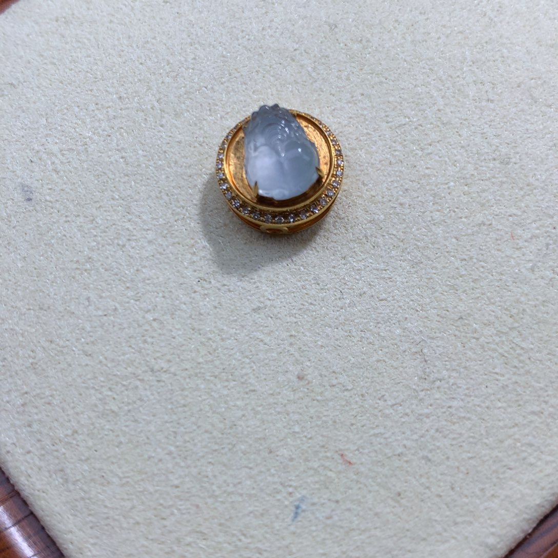 翡翠18K金镶嵌毛衣链貔貅