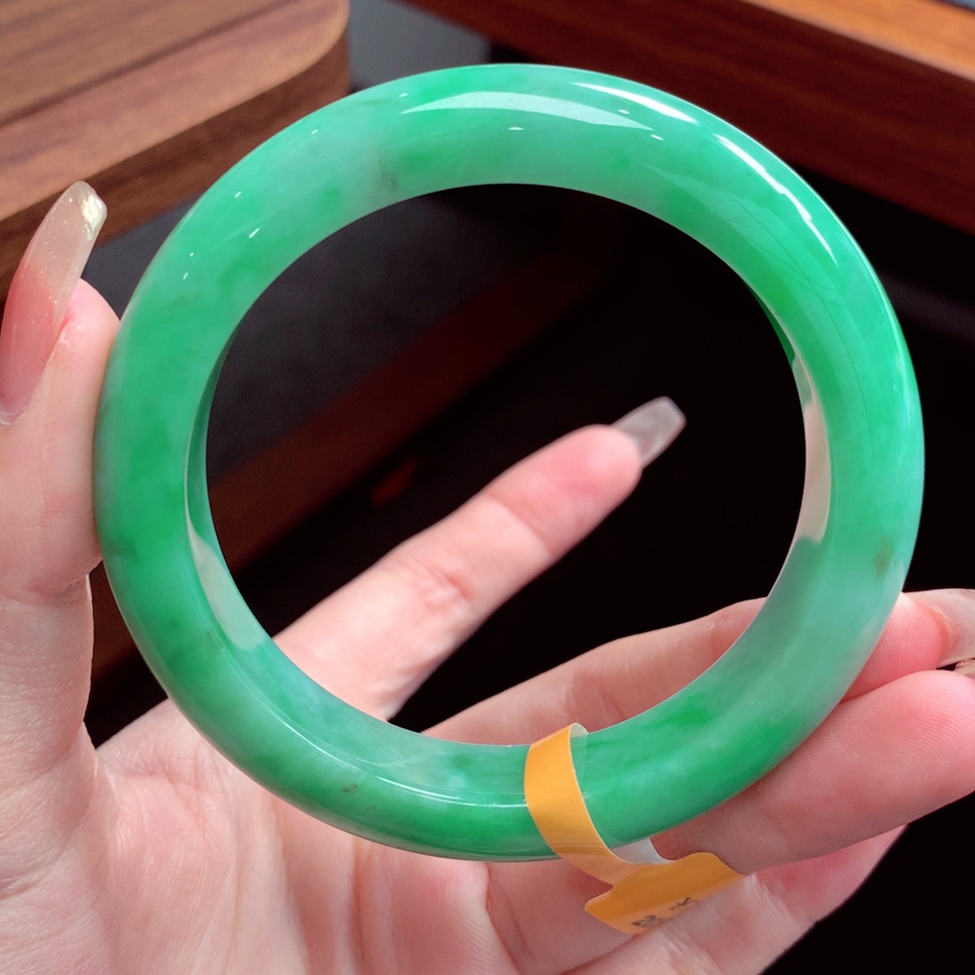 翡翠手镯未镶嵌翡翠