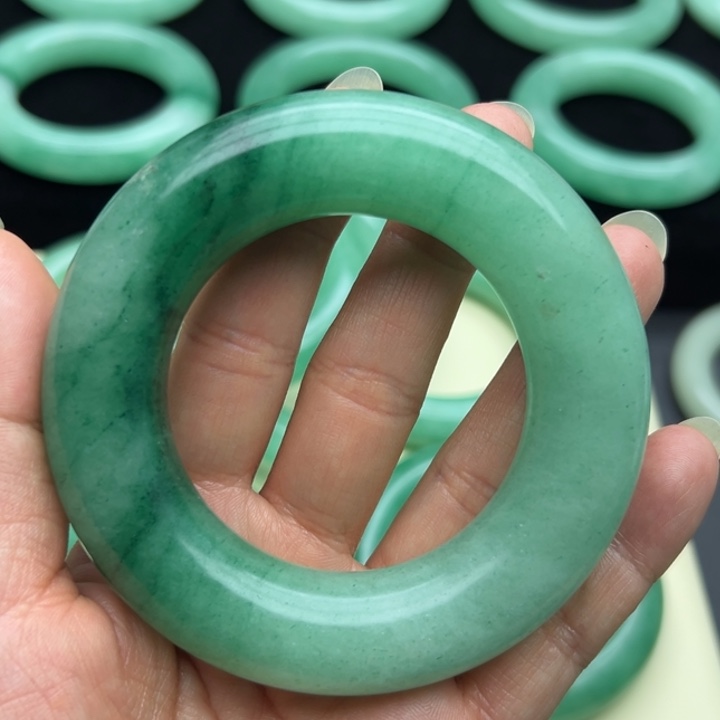 媛***媛石英岩玉未镶嵌手镯