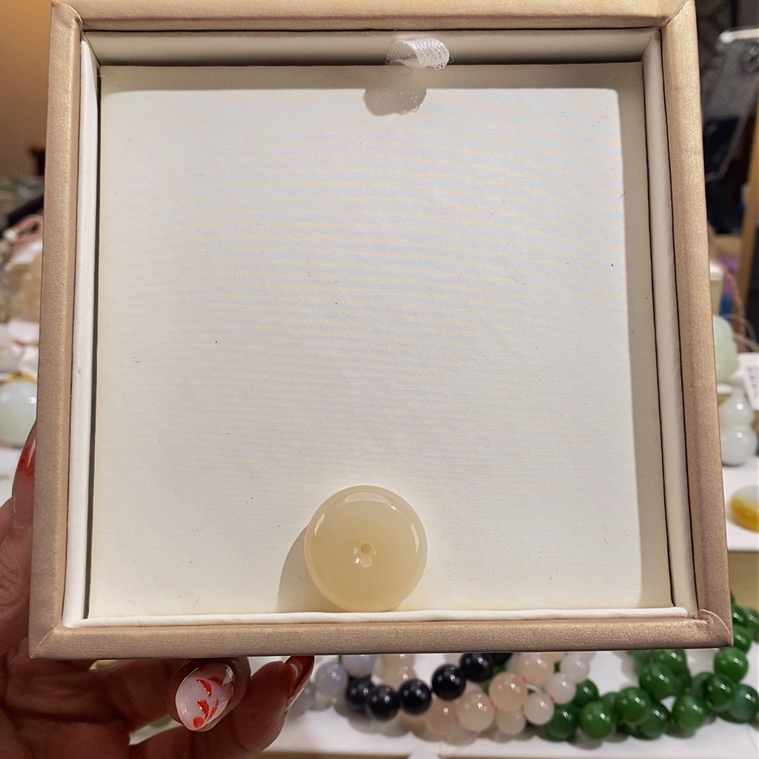 和田玉颈饰未镶嵌财****爱