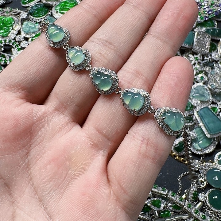 翡翠颈饰未镶嵌天然A货翡翠放漏