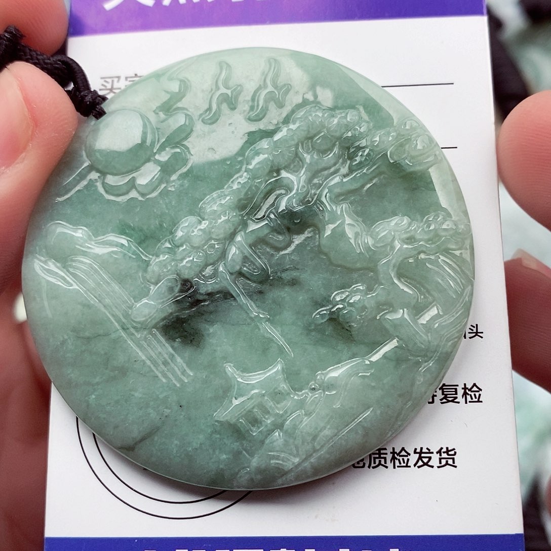 翡翠挂件未镶嵌翡翠