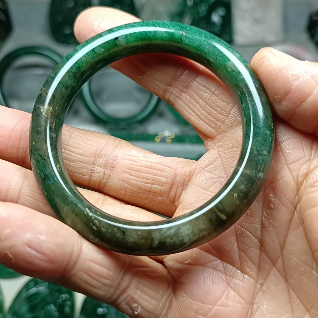 独山玉手镯未镶嵌精**人