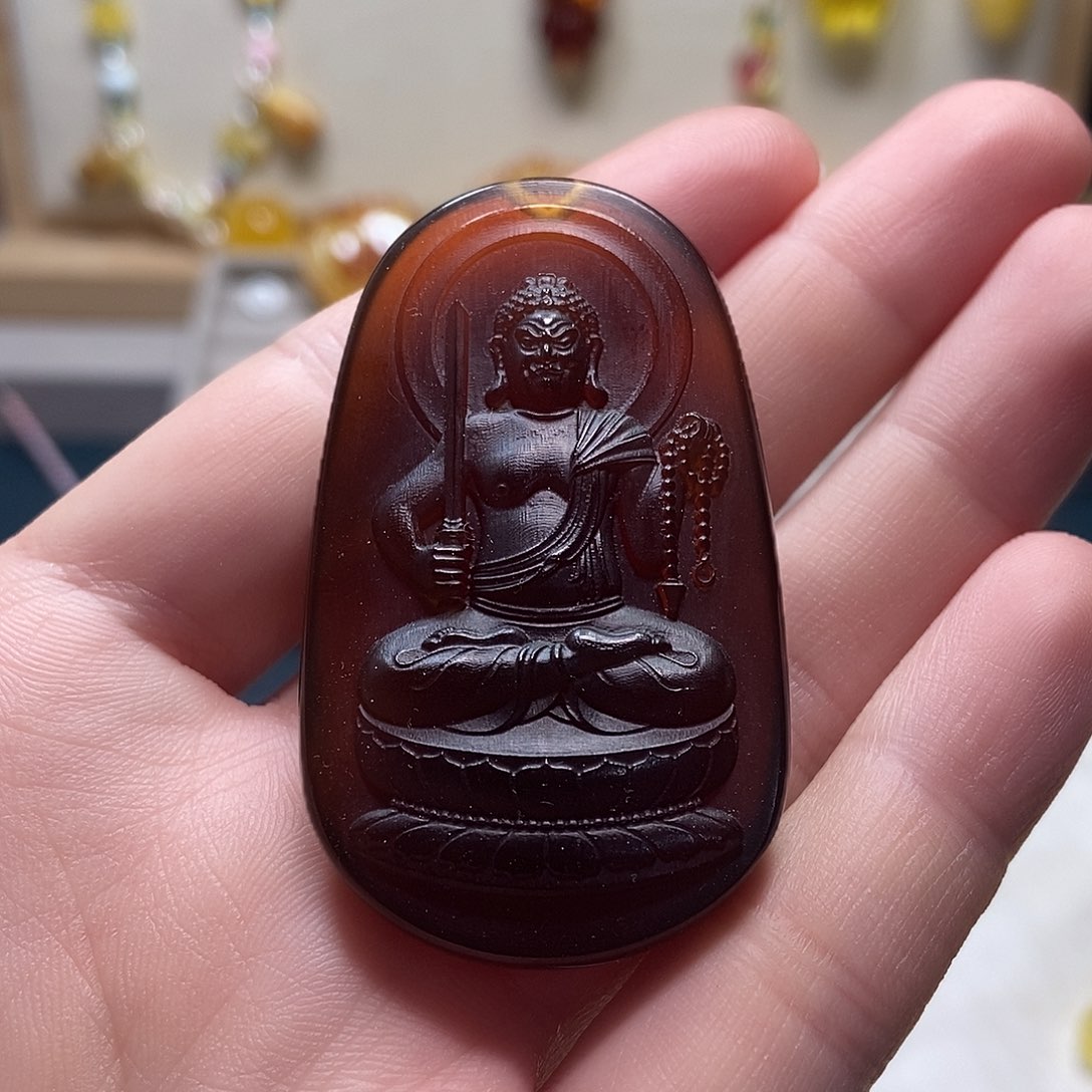 未镶嵌琥珀裸石，