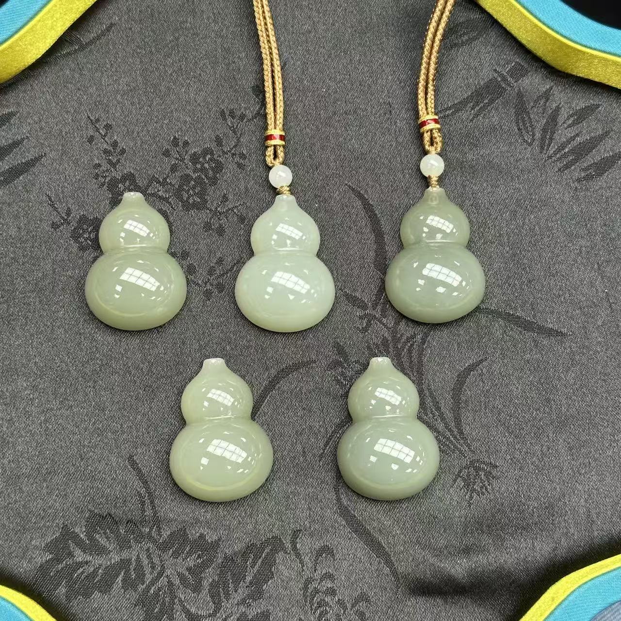 《XS34》天然和田玉葫芦吊坠约35*25mm多样性发其一