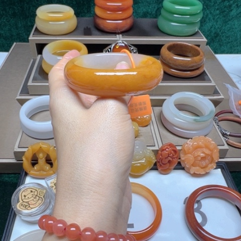 石英质玉（黄龙玉）手镯未镶嵌l****S