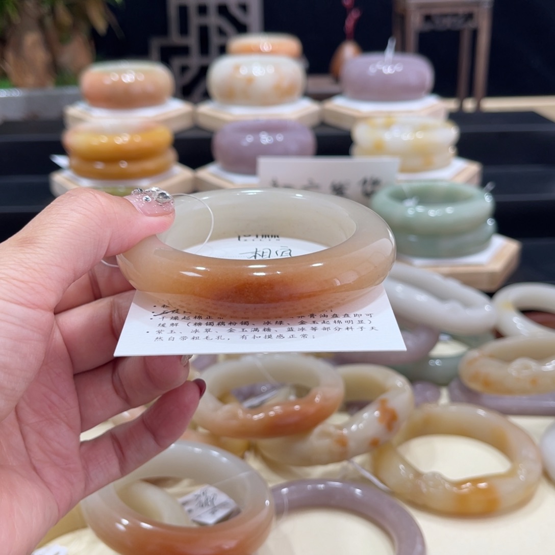 石英质玉手镯未镶嵌?**宜