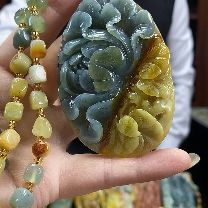 蛇纹石玉未镶嵌颈饰