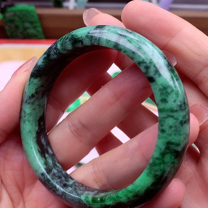 翡翠手镯未镶嵌翡翠