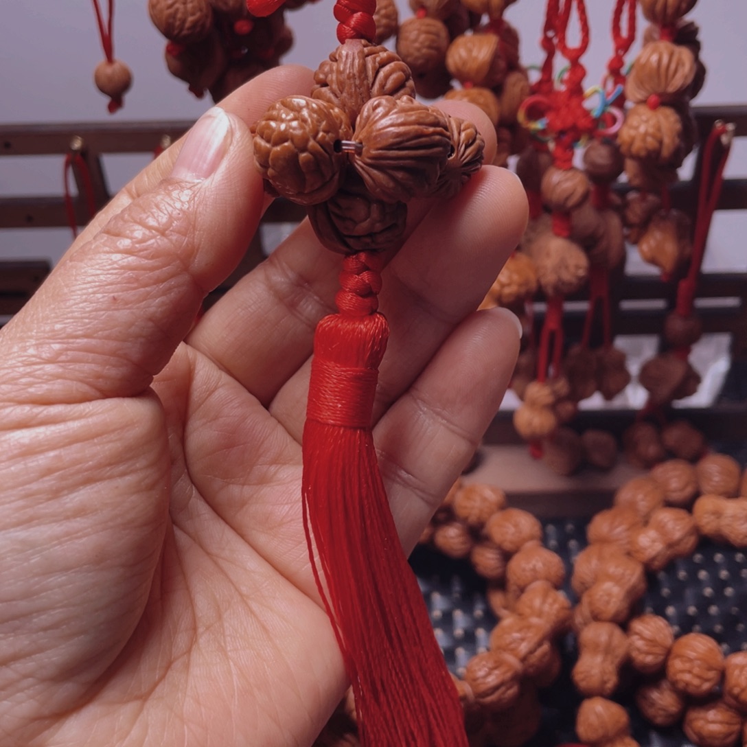 仁***水木质类龙纹桃枭挂件