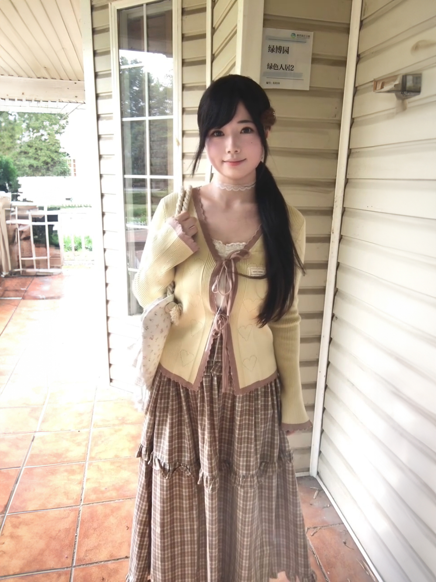 秋季2025新款复古百搭棕色格纹蛋糕裙女撞色钩花爱心镂空针织开衫