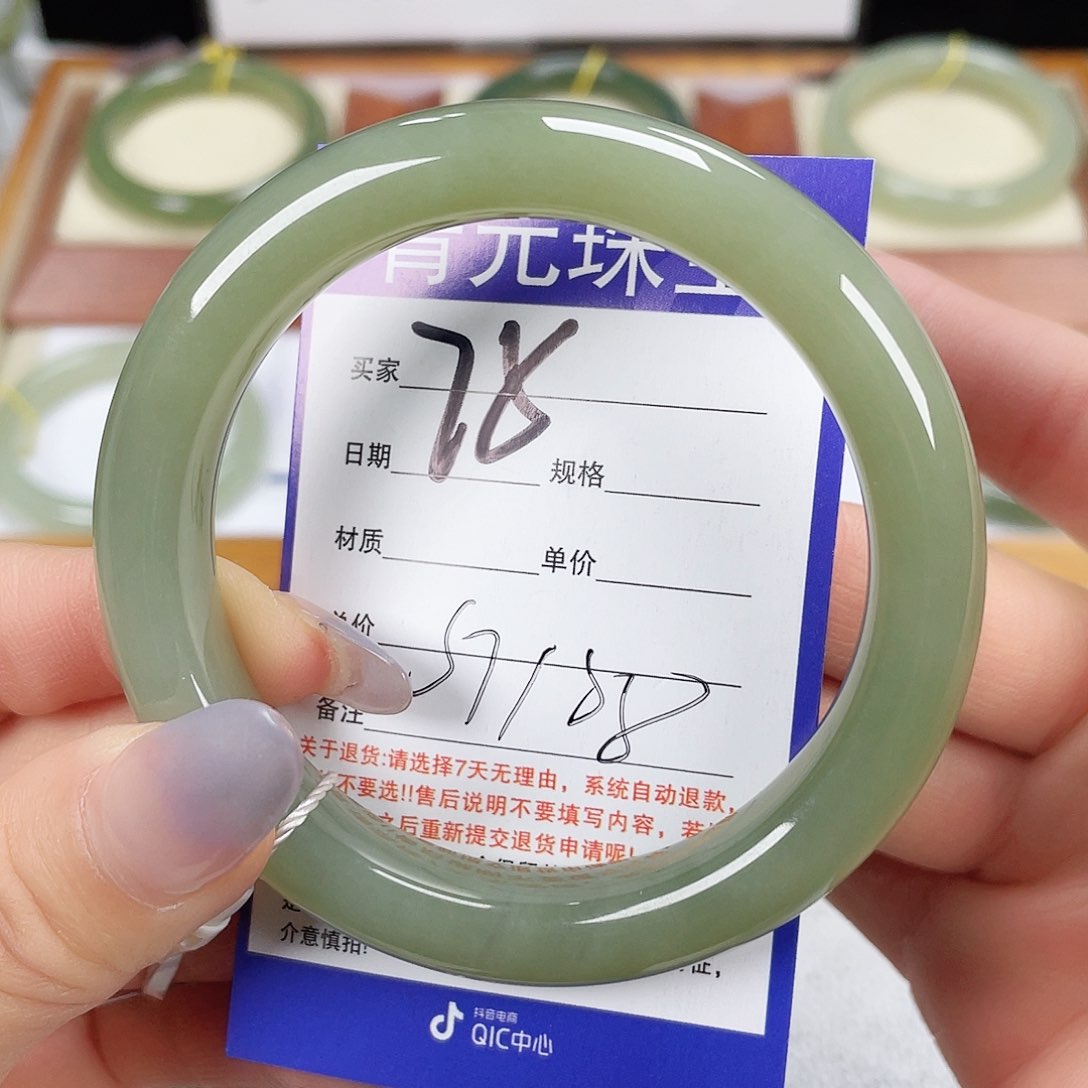 和田玉手镯未镶嵌