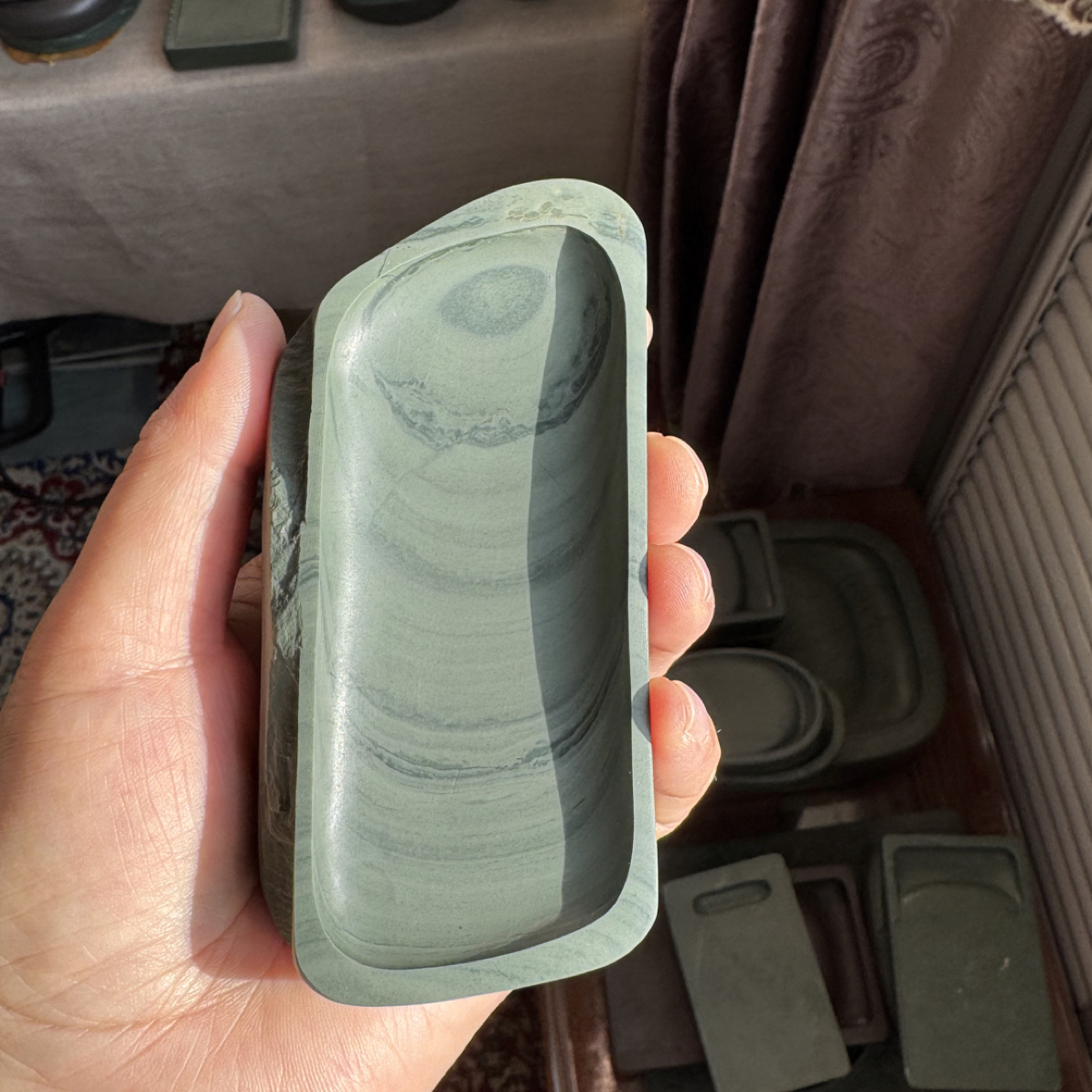 喇嘛涯老坑鸭头绿绿漪浪花纹随形砚尺寸：11.5*5.3*3.2