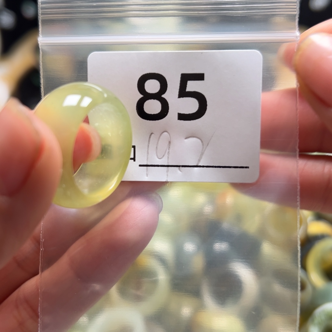 环***国蛇纹石玉未镶嵌戒指